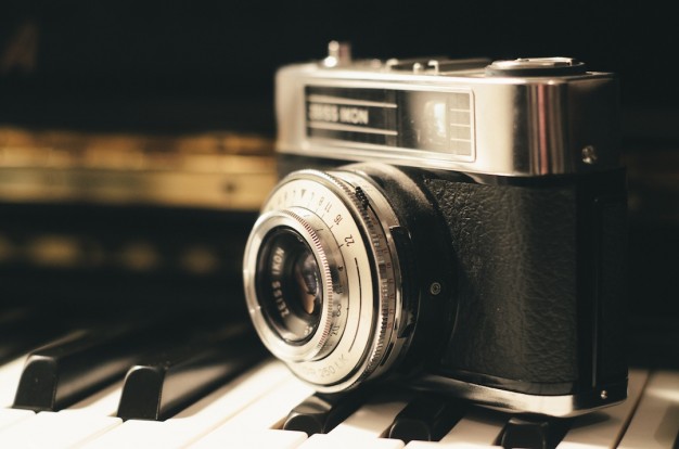 vintage-retro-camera_426-19315009